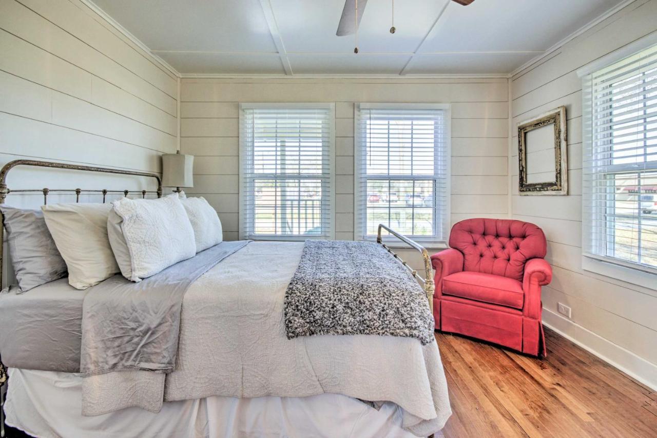 Charming Country Cottage, Walk To Main Street! Tomball Exterior foto